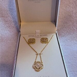 Gold Flower Pendant Necklace and Stud Earrings Set - Gold